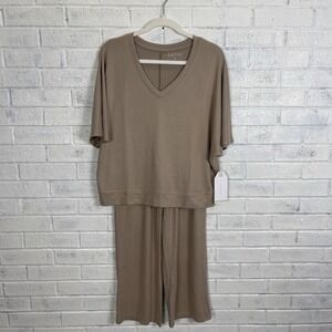 Softies Dream Relaxed V-Neck with Capri Lounge Set Womens Size XS Brown Casual